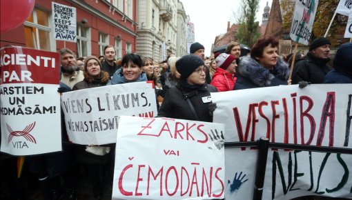 Медики громко протестуют у Сейма, требуя соответствующего финансирования здравоохранения (ВИДЕО)