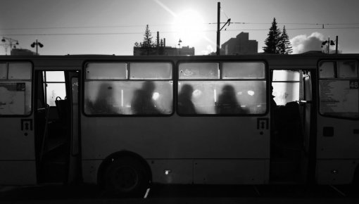Почему автобусы медлят или едут на красный свет?
