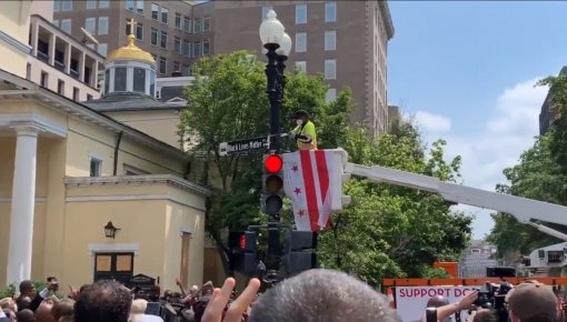 В Вашингтоне часть улицы вблизи Белого дома получила название Black Lives Matter Plaza (ВИДЕО)
