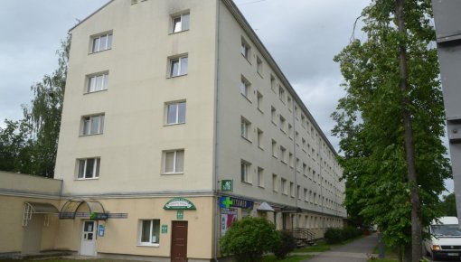 В центре города из окна выпал парень
