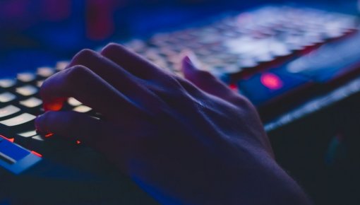 Сомнительные достижения: как связаны фейки на 300 платформах и Россия?