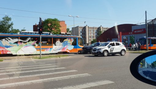 Фотофакт: на перекрестке 18 Новембра и Гродняс столкнулись трамвай и AUDI