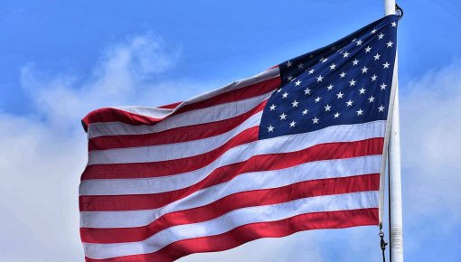 Протестующие сожгли флаг США после выступления Трампа в День независимости (ВИДЕО)