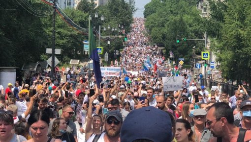 В Хабаровске при 30-градусной жаре прошла пятичасовая акция в поддержку Фургала. Ее называют самой массовой