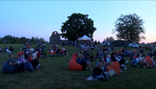 На Резекненской Замковой горе – вечера кино на свежем воздухе (ВИДЕО)