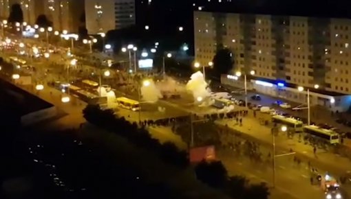 Протесты в Беларуси: прицельный огонь по журналистам, ОМОН под видом медиков, один погибший (ВИДЕО)