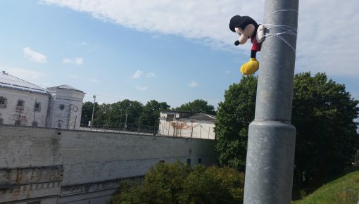 Фотофакт: игрушки на столбах