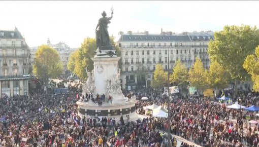 Во Франции проходят массовые протесты против мракобесия