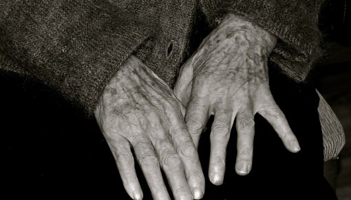 «Прикрыв лица масками, они стали ломиться в дом…»