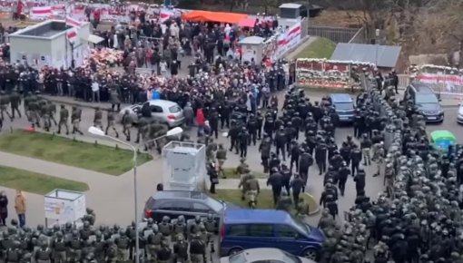 В Минске протестующих разгоняли светошумовыми гранатами