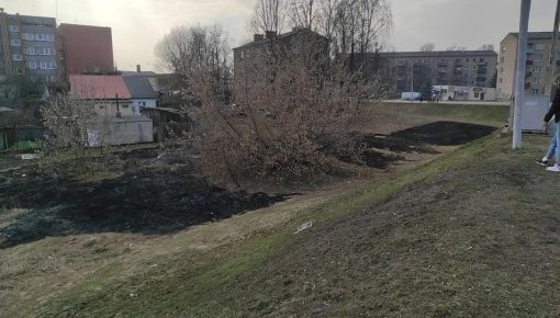 Фотофакт: в городе горит прошлогодняя трава