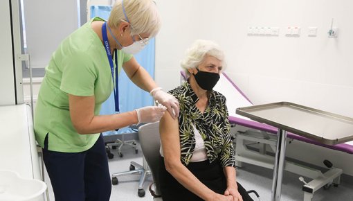 Жителей старше 70 лет в пасхальные выходные приглашают в центры вакцинации
