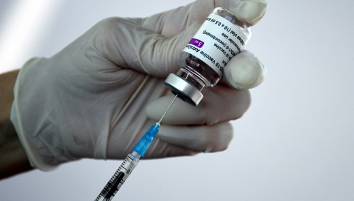 Есть ли связь вакцины AstraZeneca с образованием тромбов? Результаты проверки обнародуют в ближайшие дни