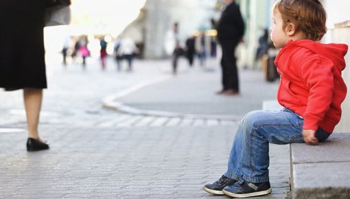 Малыш шел по центру Риги босиком и без одежды