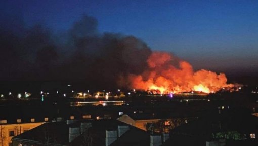 За 2 дня пожарные 24 раза тушили горящий в Даугавпилсе старник