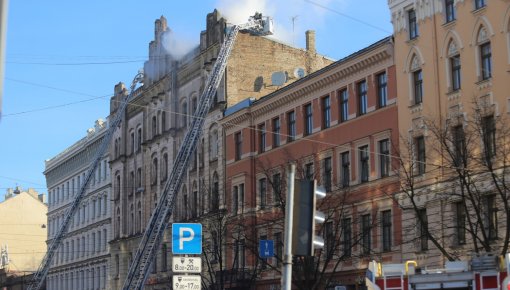 Пожар в нелегальном хостеле в Риге потушили - за 7 часов