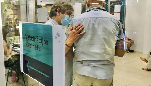 Сениоров привьют специальные бригады, остальных приглашают в пункты вакцинации