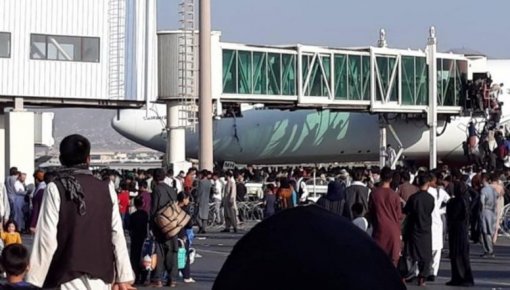 Эвакуационные самолеты не смогут сесть в Кабуле из-за толп на взлетно-посадочной полосе