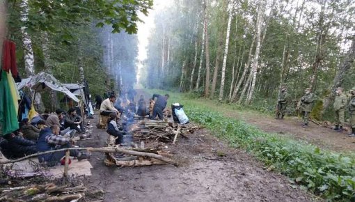 Мигранты на границе: «Спим, завернувшись в пакеты для мусора». 11 иракцев доставили в Даугавпилс