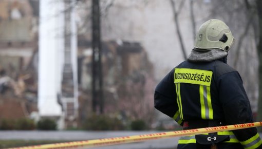 В Даугавпилсе человека эвакуировали из горевшего дома