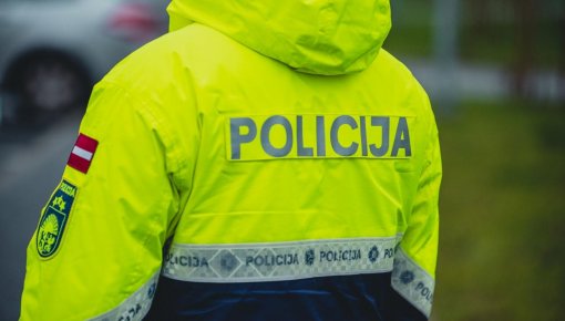 Под Краславой водитель врезался в дерево и застрял в машине