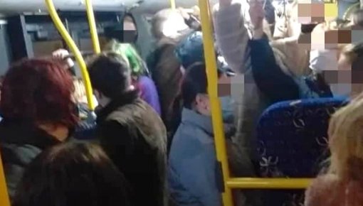 «Какая дистанция?! Люди едут в битком набитом автобусе»