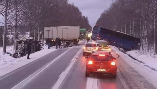 На Бауском шоссе попал в аварию автобус. Пострадали четверо