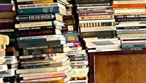 В Риге женщина раздает 10 000 книг - в память о матери