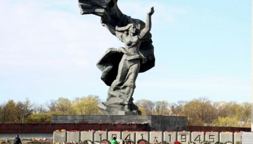 Сейм приостановил действие статьи соглашения с РФ, мешавшей сносу мемориала в парке Победы
