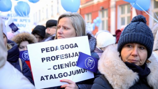 Учителя требуют повышения зарплат и снижения нагрузки