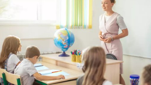МОН предлагает ежегодно повышать минимальную ставку зарплаты учителей