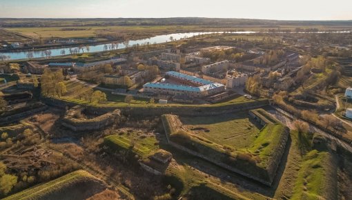 Когда же уберут срезанные осенью кустарники?