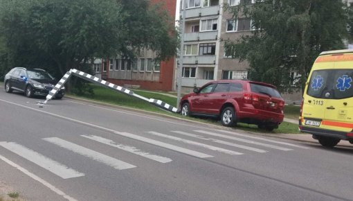 Водитель Dodge врезался в столб и скрылся с места ДТП