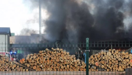 Борьба с огнем длиной в 4 часа: в Кулдиге сгорел огромный ангар (ВИДЕО)