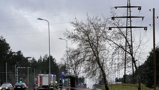 На улице 18 Новембра ветром сорвало провод высоковольтной линии электропередачи
