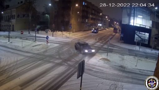 Накуролесила на глазах у полицейских (ВИДЕО)