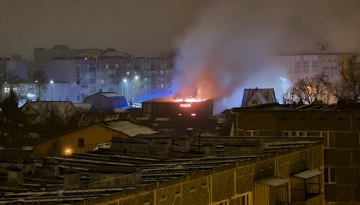 На улице Валкас сгорело большое двухэтажное здание