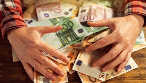 Мужчина выиграл крупную сумму денег - через несколько лет пришлось делиться с женой