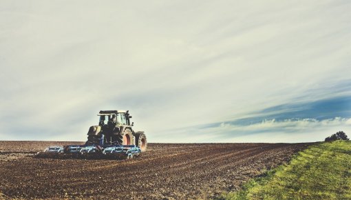 С сегодняшнего дня некоторыми тракторами можно управлять, имея права на вождение автомобиля