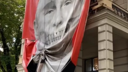 Со здания напротив посольства РФ убрали плакат с Путиным