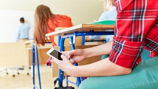 В Латвии хотят запретить телефоны в школах и разрешить досмотр личных вещей школьников