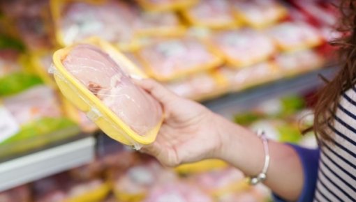 Почему партии польской курятины изъяли из продажи в Латвии?