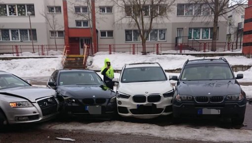 Авария в Первомайке: три поврежденные BMW и сбитый козырек подъезда (ДОПОЛНЕНО)