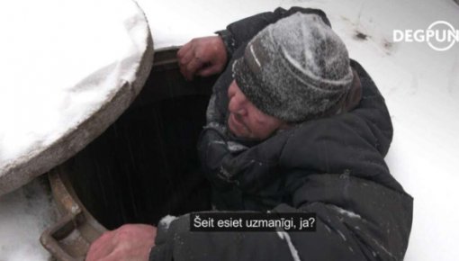 В Болдерае в канализации поселился бомж: разводит под землей костер