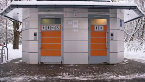В туалет - по банковской карте. В столичных общественных туалетах устанавливают POS-терминалы
