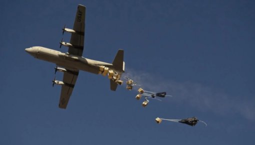 США впервые сбросили с самолетов гуманитарную помощь жителям сектора Газа