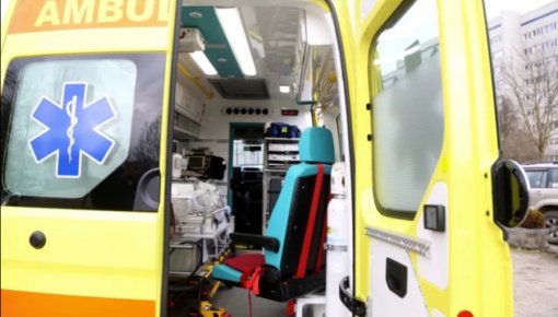 Водитель Audi не справился с управлением. Пассажирке потребовалась медпомощь