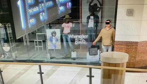 В Польше снова задержали парня, который, притворяясь манекеном, грабил магазины