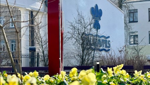 Накануне Пасхи городские клумбы украсили первыми цветами
