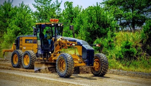 УКХ опубликовало график грейдирования городских дорог в 2024 году